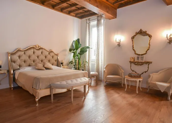 Trevi Fountain Elegant Apartment